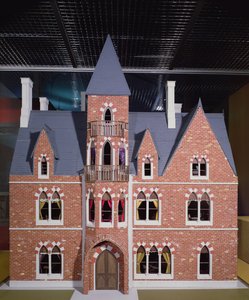 Extérieur de maison de poupées gothique victorienne, 1875